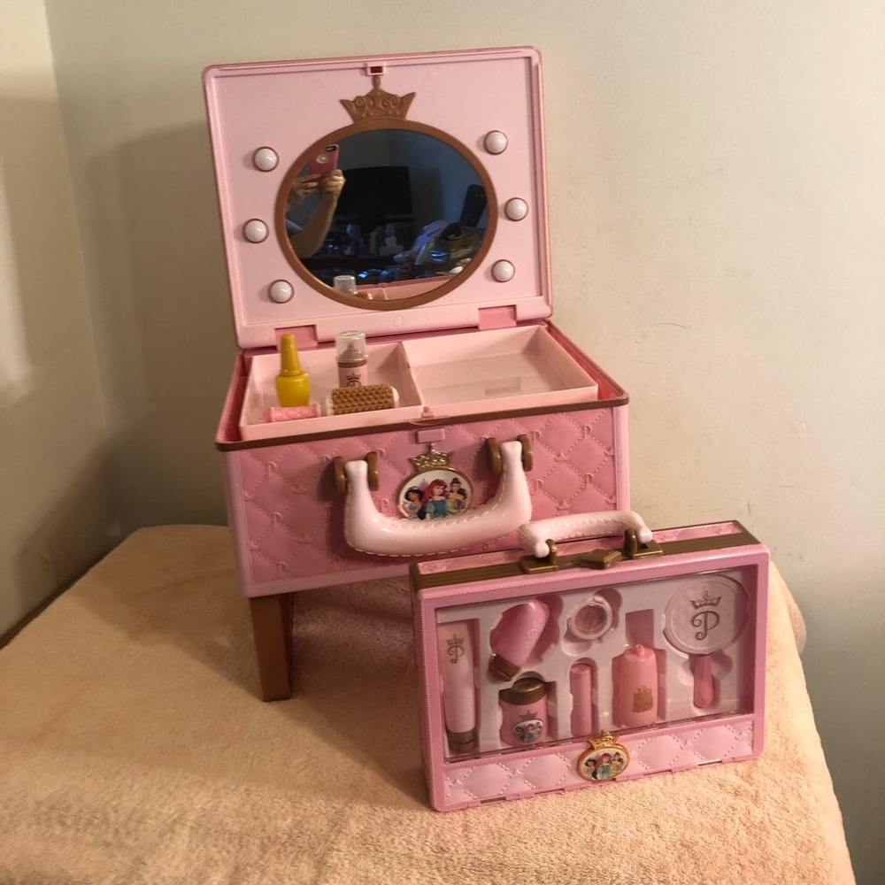 Jakks Pacific Disney Princesses Lighted Makeup Vanity Case With Extra Case